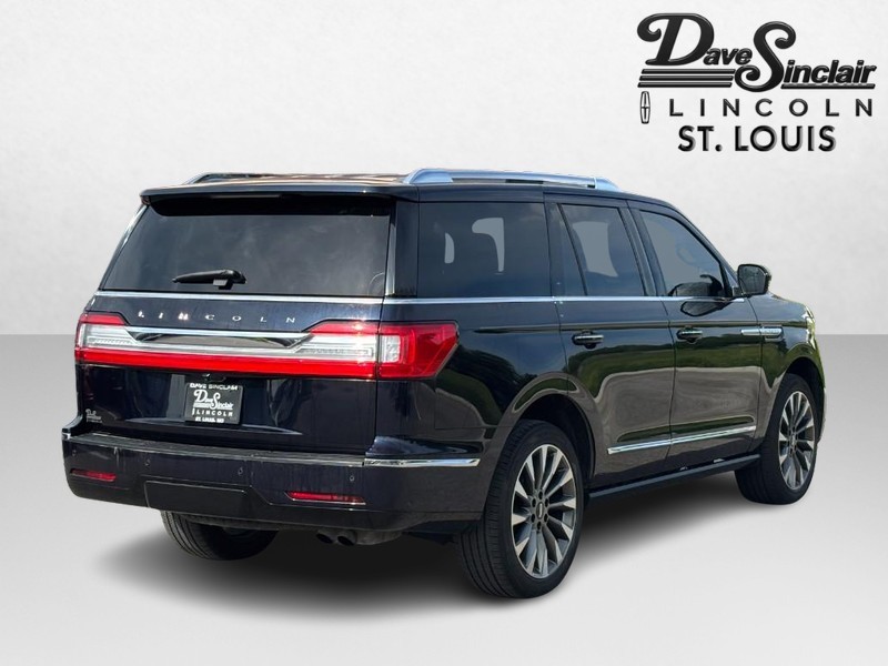 Lincoln Navigator Vehicle Full-screen Gallery Image 05