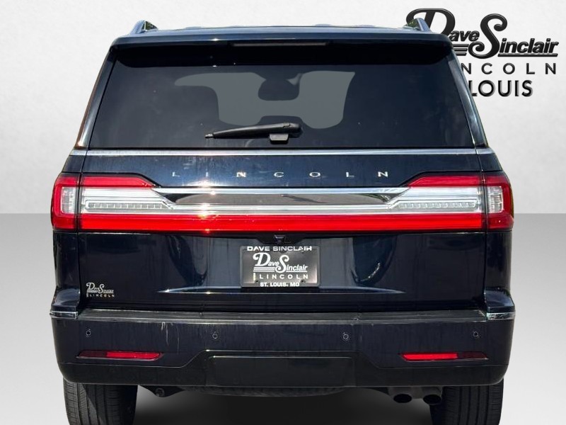 Lincoln Navigator Vehicle Full-screen Gallery Image 06