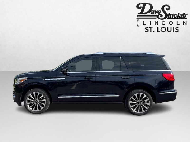 Lincoln Navigator Vehicle Full-screen Gallery Image 09