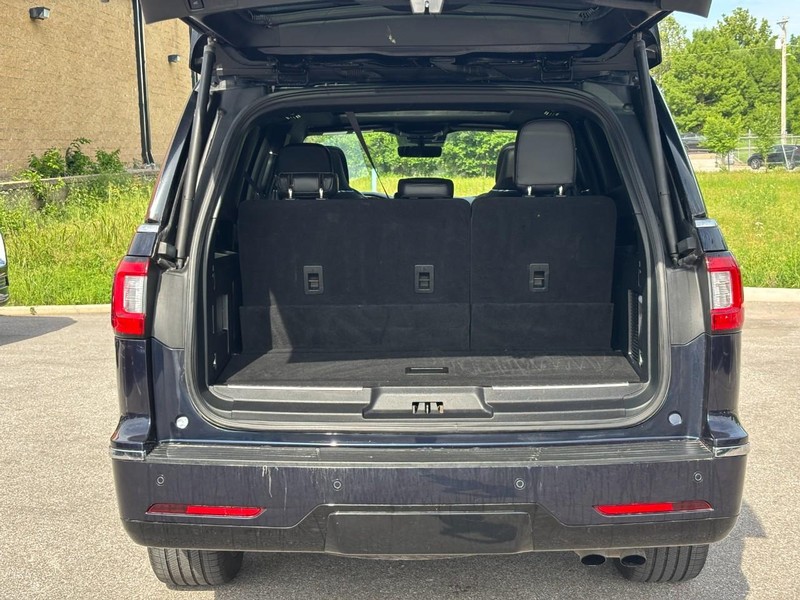 Lincoln Navigator Vehicle Full-screen Gallery Image 10