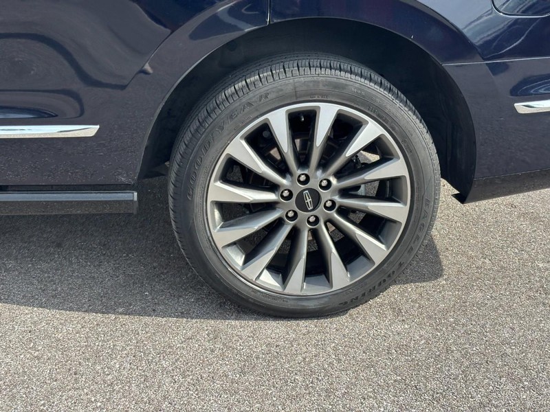 Lincoln Navigator Vehicle Full-screen Gallery Image 11