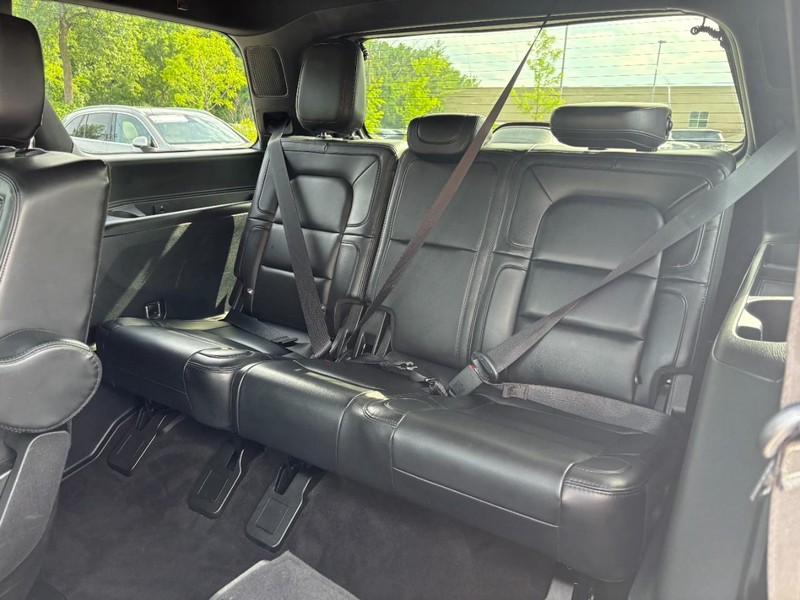 Lincoln Navigator Vehicle Full-screen Gallery Image 12