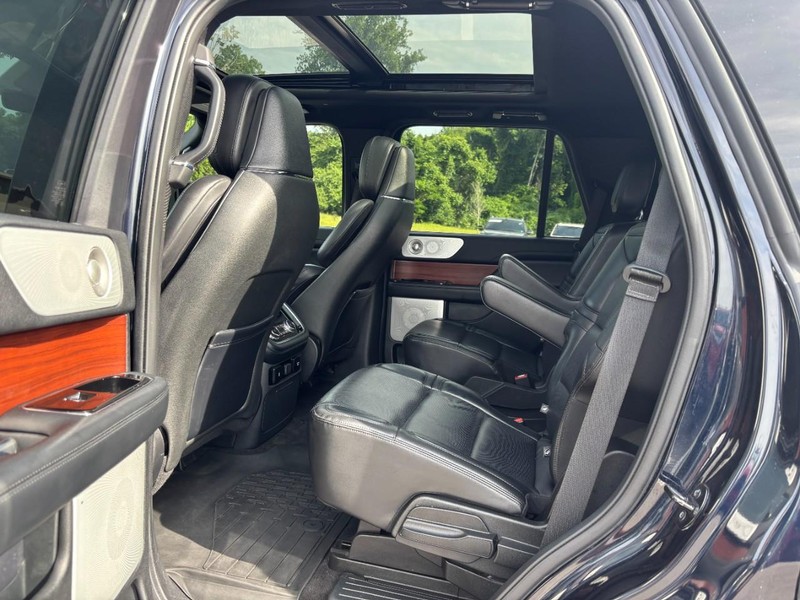 Lincoln Navigator Vehicle Full-screen Gallery Image 13