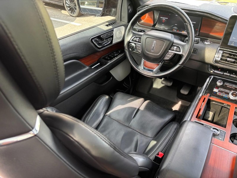 Lincoln Navigator Vehicle Full-screen Gallery Image 14