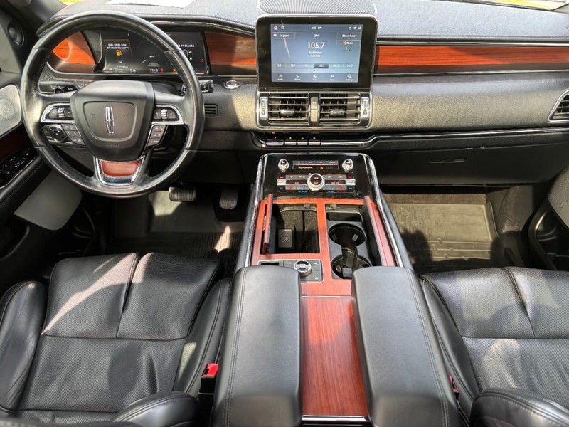 Lincoln Navigator Vehicle Full-screen Gallery Image 15