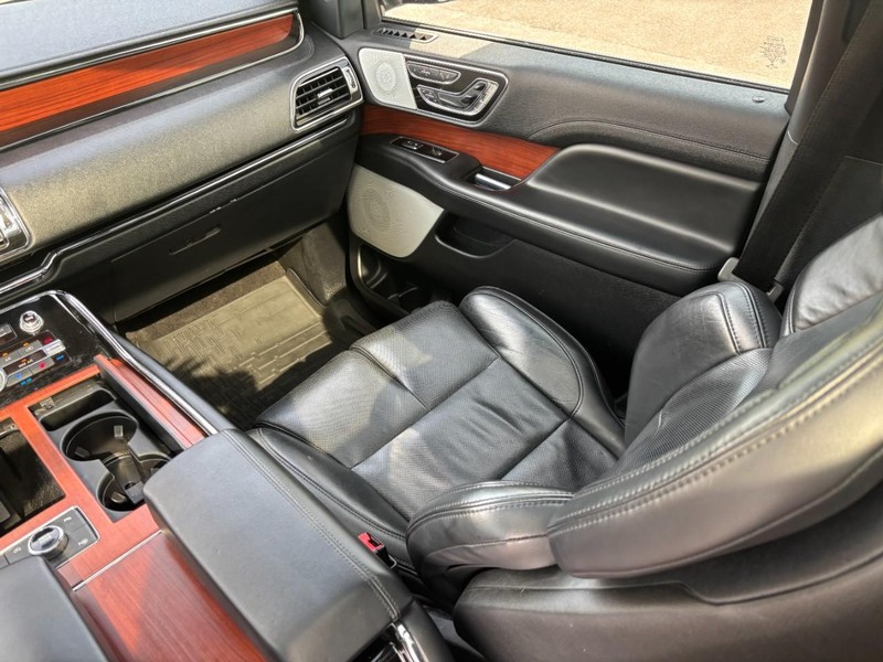 Lincoln Navigator Vehicle Full-screen Gallery Image 16