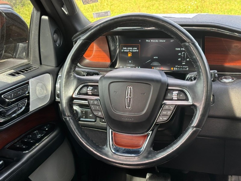Lincoln Navigator Vehicle Full-screen Gallery Image 17