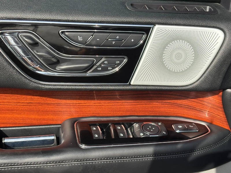 Lincoln Navigator Vehicle Full-screen Gallery Image 19