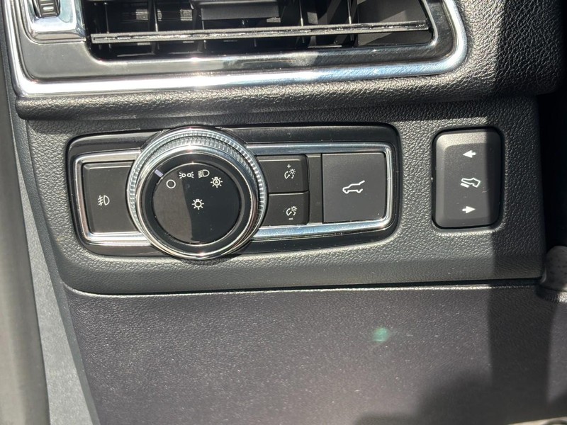 Lincoln Navigator Vehicle Full-screen Gallery Image 20