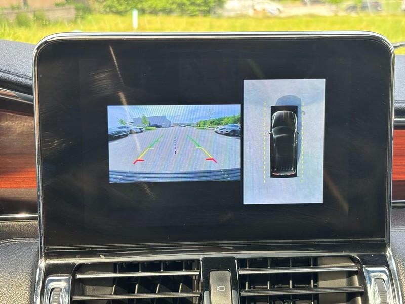 Lincoln Navigator Vehicle Full-screen Gallery Image 24