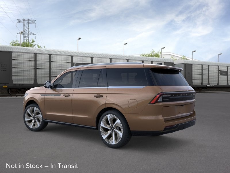 Lincoln Navigator Vehicle Full-screen Gallery Image 04