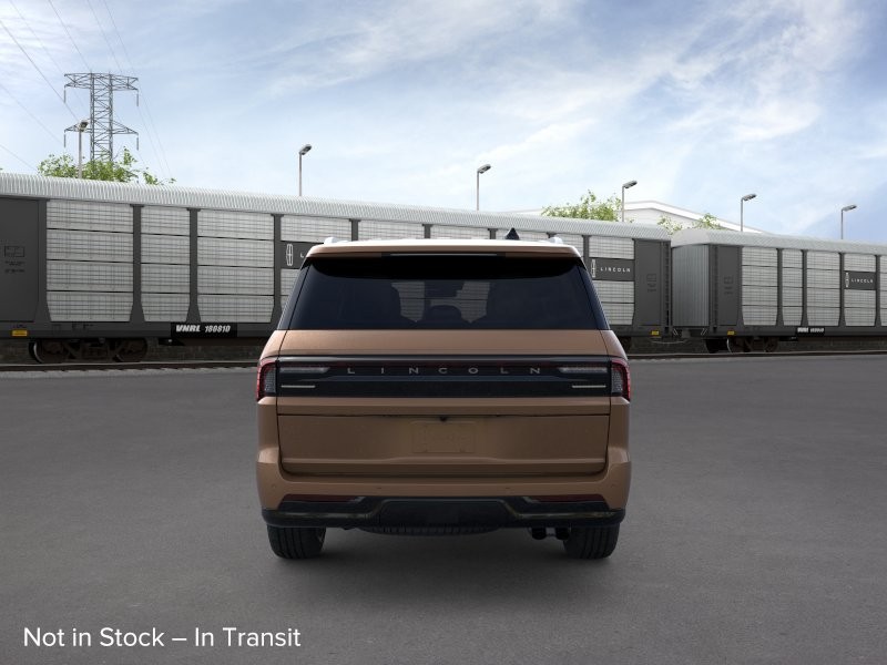 Lincoln Navigator Vehicle Full-screen Gallery Image 05