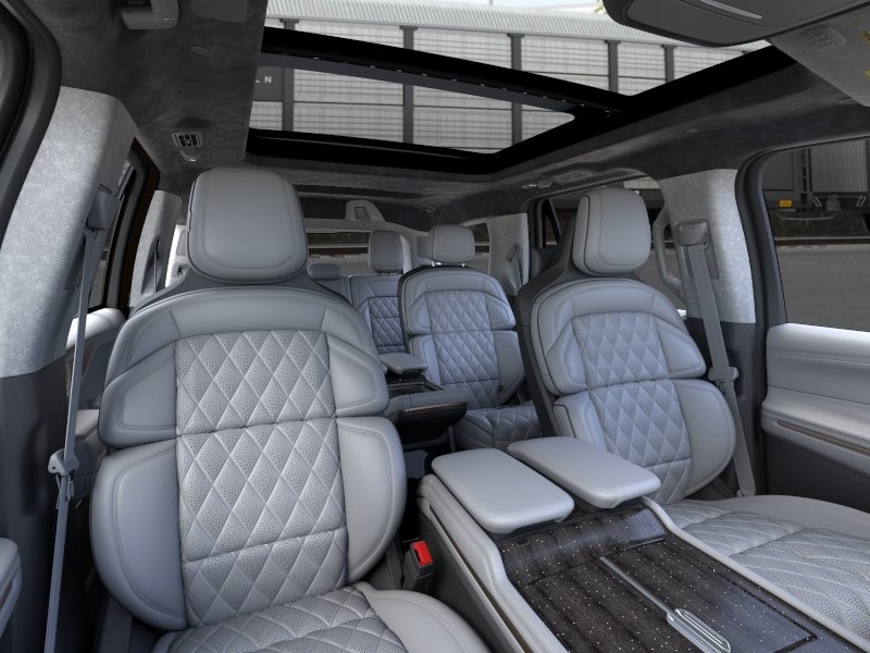 Lincoln Navigator Vehicle Full-screen Gallery Image 11