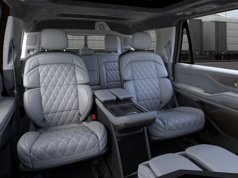 Lincoln Navigator Vehicle Full-screen Gallery Image 12