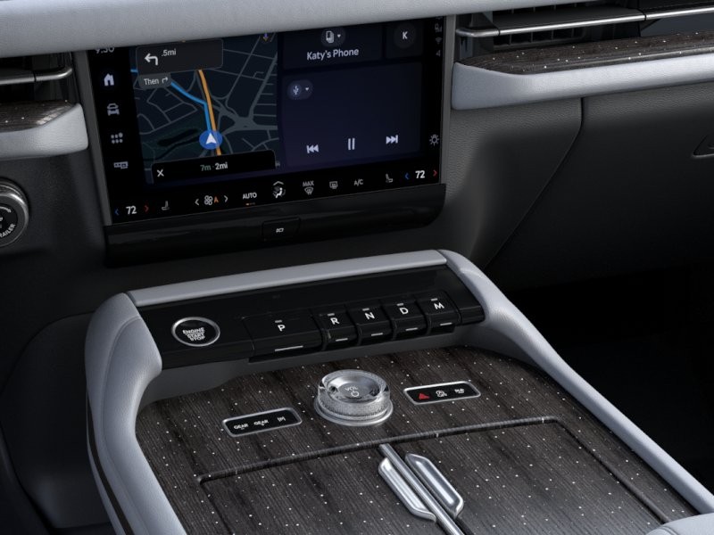 Lincoln Navigator Vehicle Full-screen Gallery Image 16