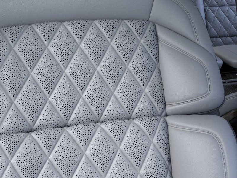 Lincoln Navigator Vehicle Full-screen Gallery Image 17