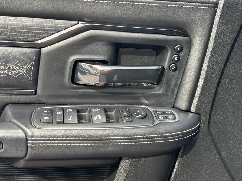 Ram 2500 Vehicle Full-screen Gallery Image 17