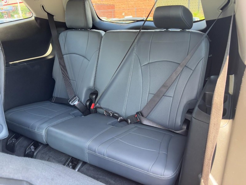 Buick Enclave Vehicle Full-screen Gallery Image 12