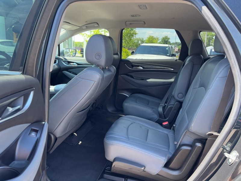 Buick Enclave Vehicle Full-screen Gallery Image 13