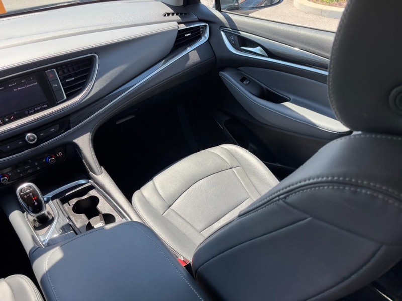 Buick Enclave Vehicle Full-screen Gallery Image 16