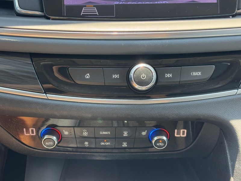 Buick Enclave Vehicle Full-screen Gallery Image 23
