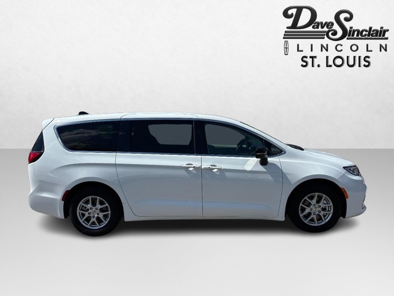 Chrysler Pacifica Vehicle Full-screen Gallery Image 02
