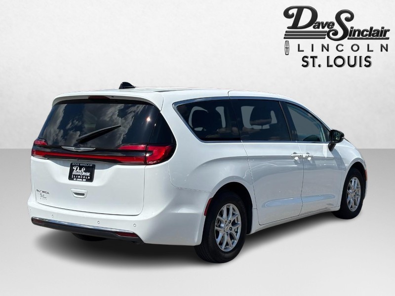 Chrysler Pacifica Vehicle Full-screen Gallery Image 03