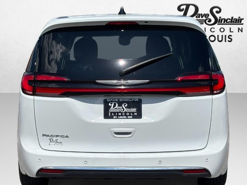 Chrysler Pacifica Vehicle Full-screen Gallery Image 04