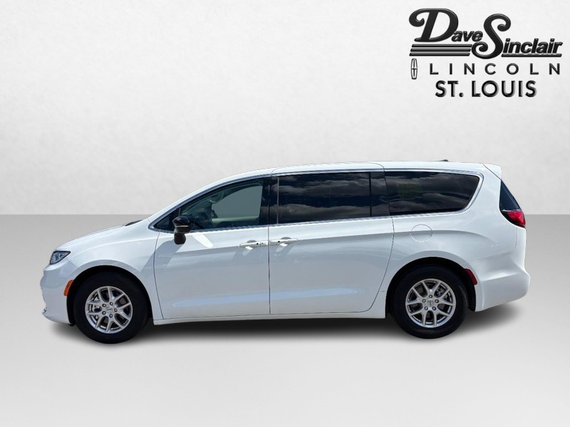 Chrysler Pacifica Vehicle Full-screen Gallery Image 06