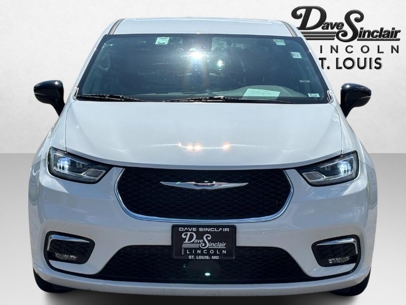 Chrysler Pacifica Vehicle Full-screen Gallery Image 09