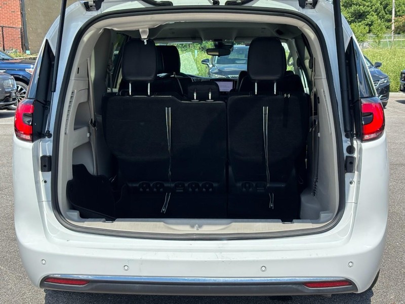 Chrysler Pacifica Vehicle Full-screen Gallery Image 10
