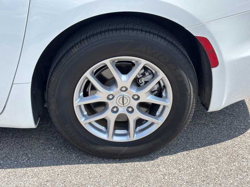 Chrysler Pacifica Vehicle Full-screen Gallery Image 11
