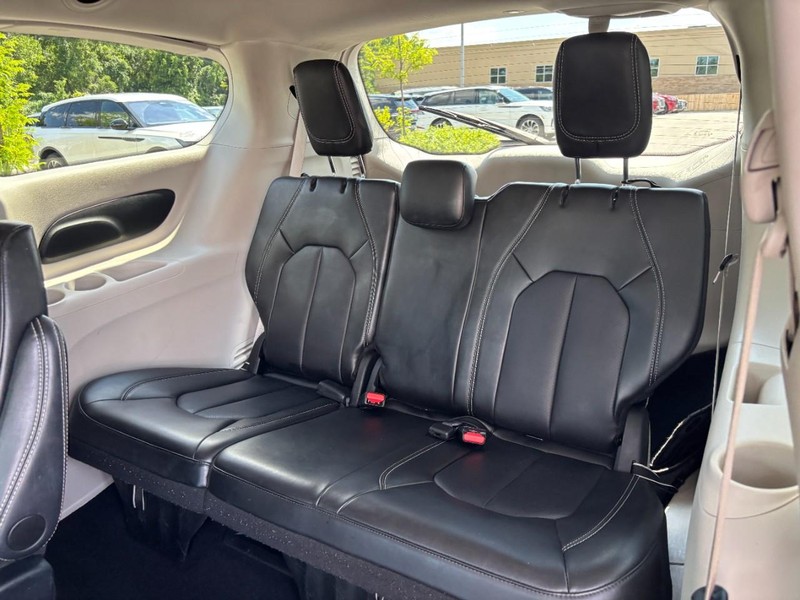 Chrysler Pacifica Vehicle Full-screen Gallery Image 12