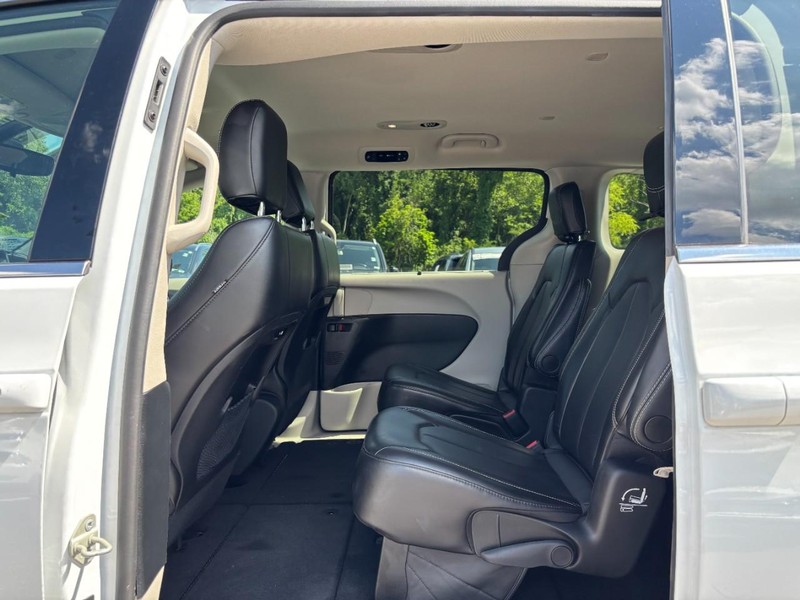 Chrysler Pacifica Vehicle Full-screen Gallery Image 13