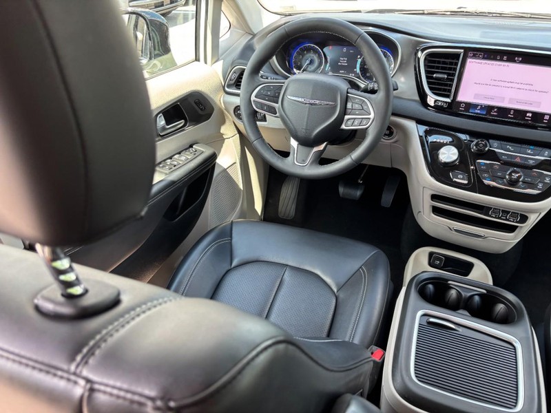 Chrysler Pacifica Vehicle Full-screen Gallery Image 14