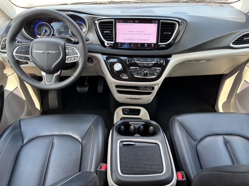 Chrysler Pacifica Vehicle Full-screen Gallery Image 15