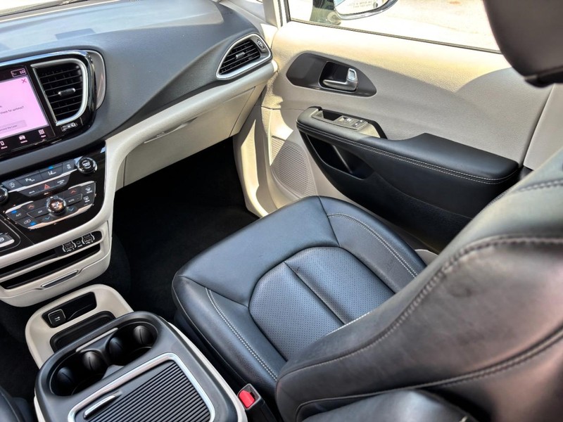 Chrysler Pacifica Vehicle Full-screen Gallery Image 16