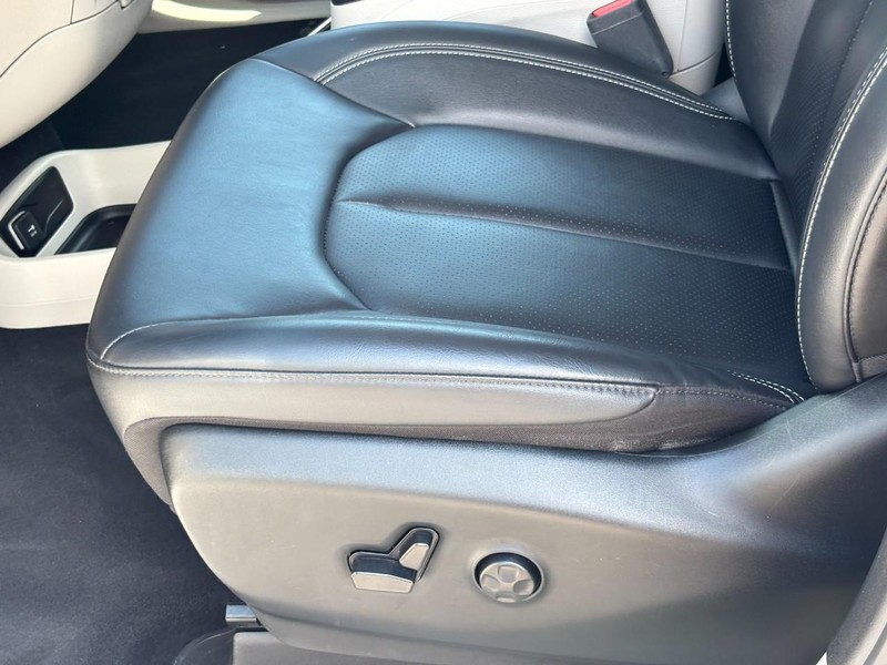 Chrysler Pacifica Vehicle Full-screen Gallery Image 17