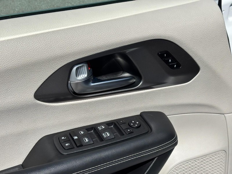 Chrysler Pacifica Vehicle Full-screen Gallery Image 18
