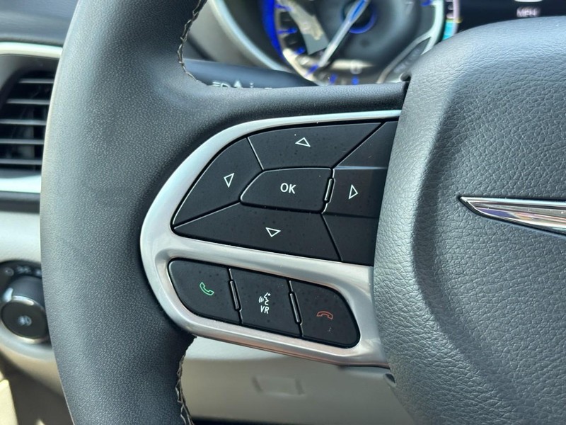 Chrysler Pacifica Vehicle Full-screen Gallery Image 19