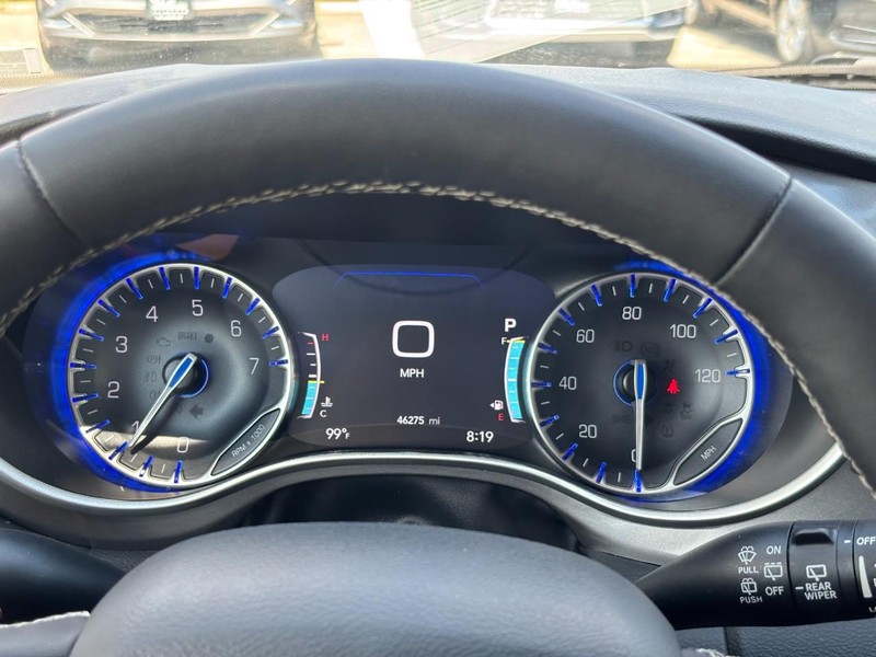 Chrysler Pacifica Vehicle Full-screen Gallery Image 21