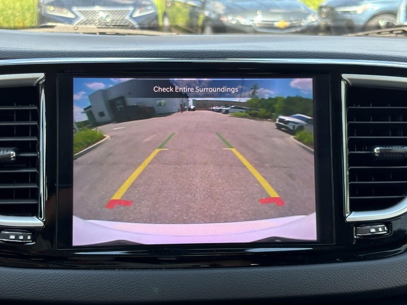 Chrysler Pacifica Vehicle Full-screen Gallery Image 23