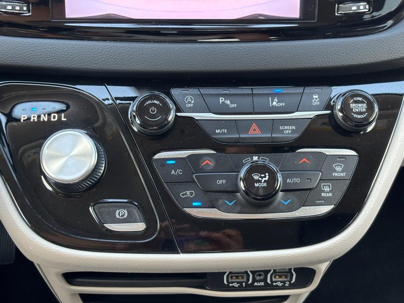 Chrysler Pacifica Vehicle Full-screen Gallery Image 24