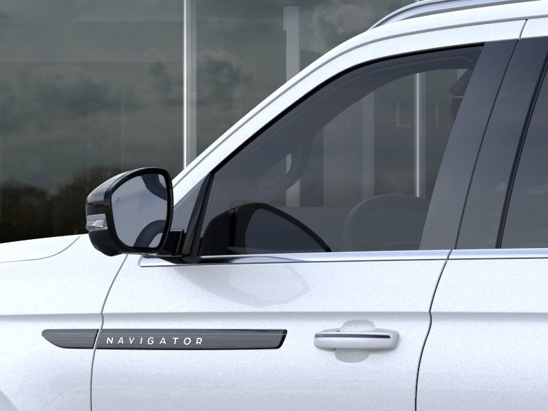 Lincoln Navigator Vehicle Full-screen Gallery Image 21