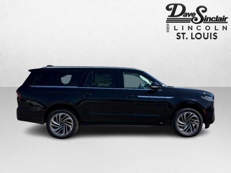 Lincoln Navigator L Vehicle Full-screen Gallery Image 02