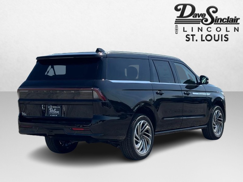 Lincoln Navigator L Vehicle Full-screen Gallery Image 03