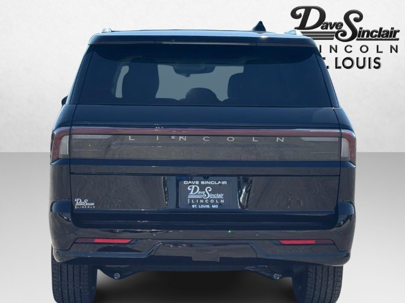 Lincoln Navigator L Vehicle Full-screen Gallery Image 04