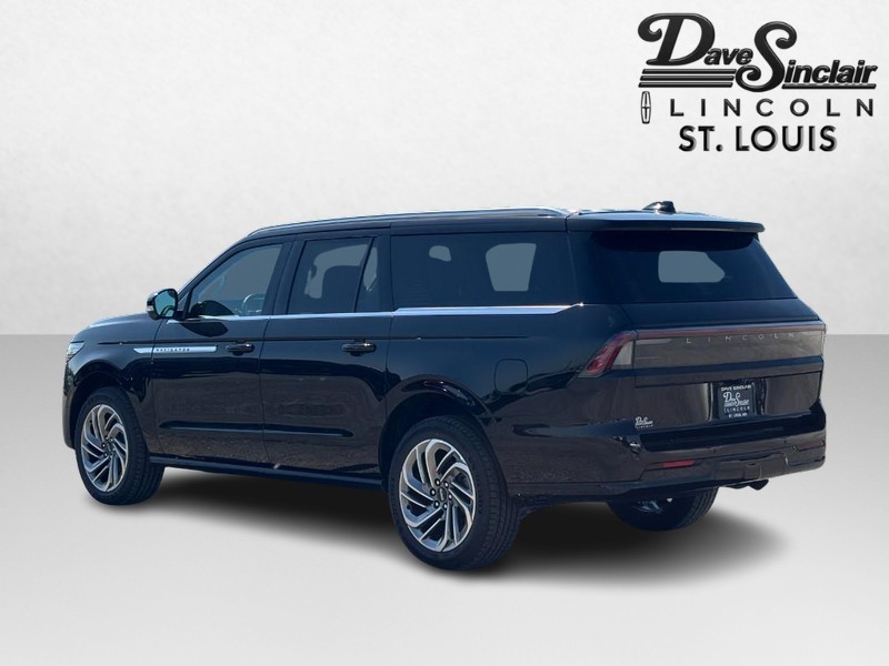 Lincoln Navigator L Vehicle Full-screen Gallery Image 05