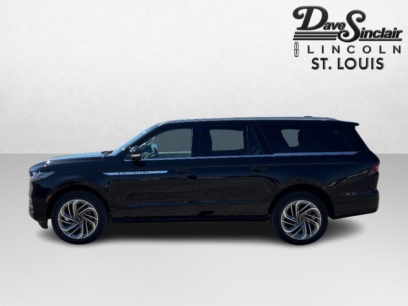 Lincoln Navigator L Vehicle Full-screen Gallery Image 06