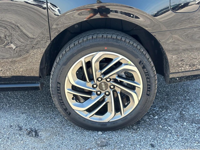 Lincoln Navigator L Vehicle Full-screen Gallery Image 10